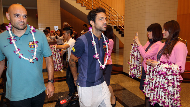 Cesc, en la llegada del equipo a Bangkok / FOTO: MIGUEL RUIZ - FCB