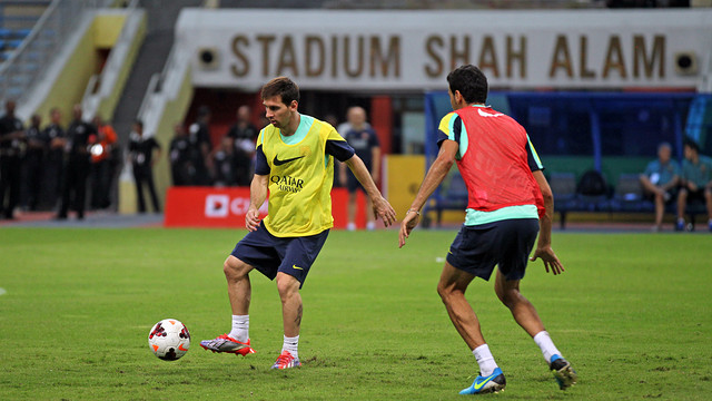 Messi y Busquets, durante el entrenamiento en Kuala Lumpur / FOTO: MIGUEL RUIZ-FCB