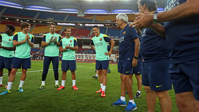 Tello is congratulated by his team-mates / PHOTO: MIGUEL RUIZ - FCB
