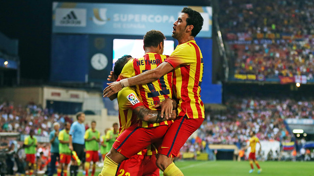 Alves and Busquets celebrate with Neymar, scorer of FCB's goal at the Vicente Calderón. / PHOTO: MIGUEL RUIZ - FCB