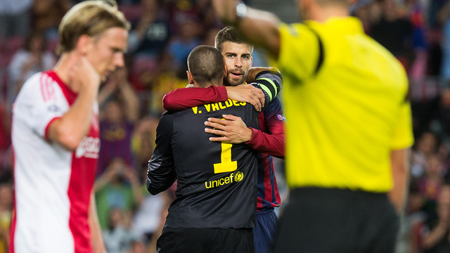 Valdés i Piqué s'abracen després del penal aturat / FOTO: GERMÁN PARGA-FCB