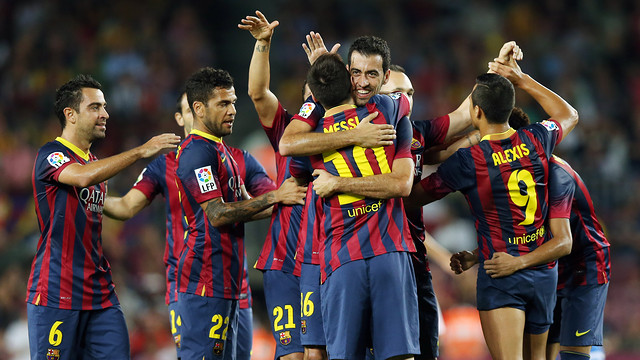 Los jugadores celebran uno de los cuatro goles / FOTO: MIGUEL RUIZ  FCB