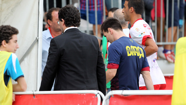 Leo Messi leaving the pitch with Dr Ricard Pruna / PHOTO: MIGUEL RUIZ - FCB