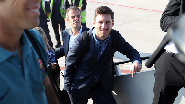 Messi, subiendo al avi?n. FOTO: MIGUEL RUIZ - FCB