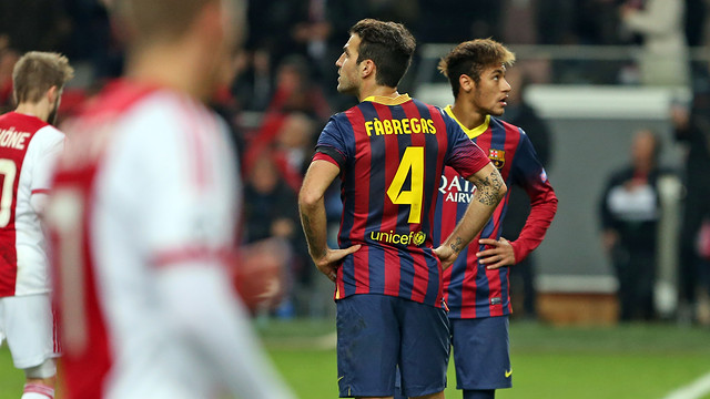 Cesc y Neymar, mirando al cielo tras un gol del Ajax