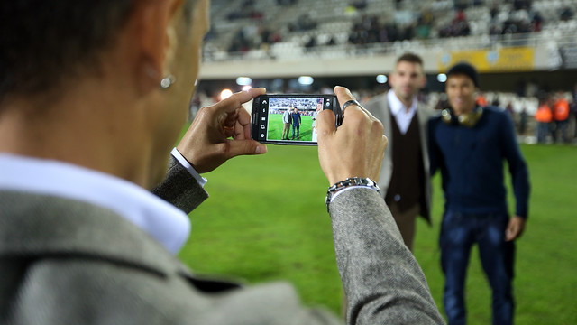 Neymar and a Cartagena player having their photo taken together / PHOTO: MIGUEL RUIZ – FCBFCB