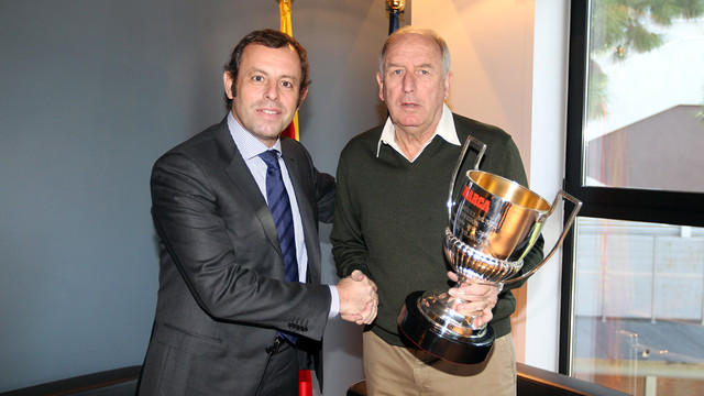 magen de Sandro Rosell y Carles Rexach, con el premio de 'Marca' que le fue entregado a Tito Vilanova