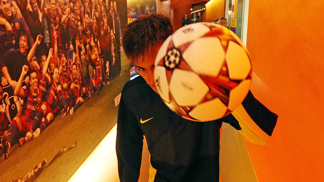 Neymar, autor d'un hat-trick contra el Celtic, amb la pilota del partit / FOTO: MIGUEL RUIZ - FCB