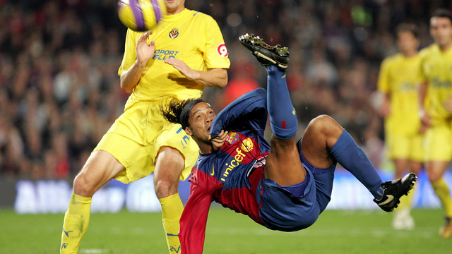 Ronaldinho's overhead kick against Villarreal (2006/07). PHOTO: MIGUEL RUIZ-FCB.