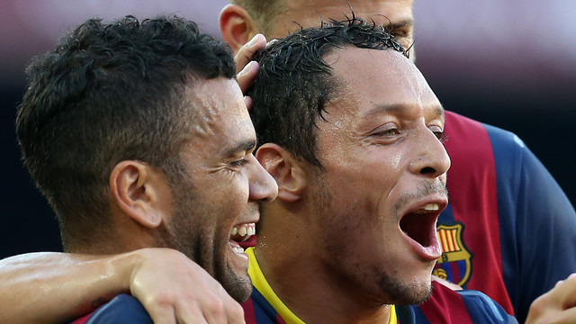 Dani Alves and Adriano celebrate a goal / PHOTO: ARCHIVE-FCB