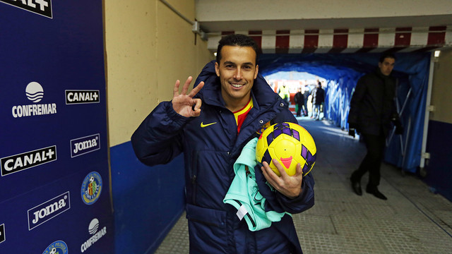 Pedro, amb la pilota del partit Getafe-Barça / FOTO: MIGUEL RUIZ - FCB