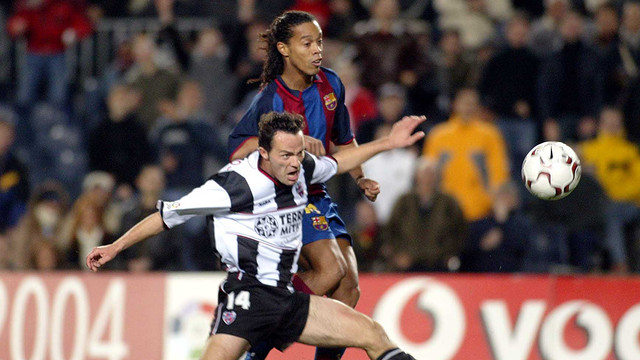 Ronaldinho and Pablo Pinillos faced each other the last time the clubs met in the Copa del Rey. / PHOTO: ARXIU-FCB