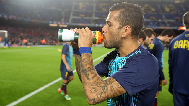 Dani Alves, bebent aigua abans del partit / FOTO: MIGUEL RUIZ-FCB