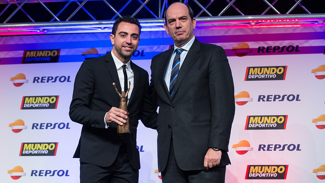 Xavi recull el Trofeu Extraordinari a la Gran Gala de Mundo Deportivo / FOTO: GERMÁN PARGA - FCB