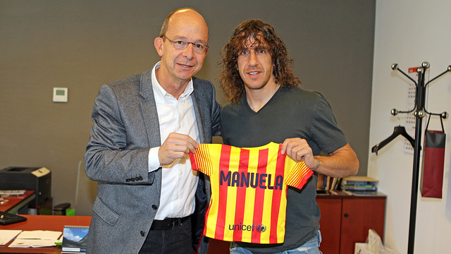 Carles Puyol receives a Barça shirt for his daughter from vice president Jordi Cardoner / PHOTO: MIGUEL RUIZ - FCB