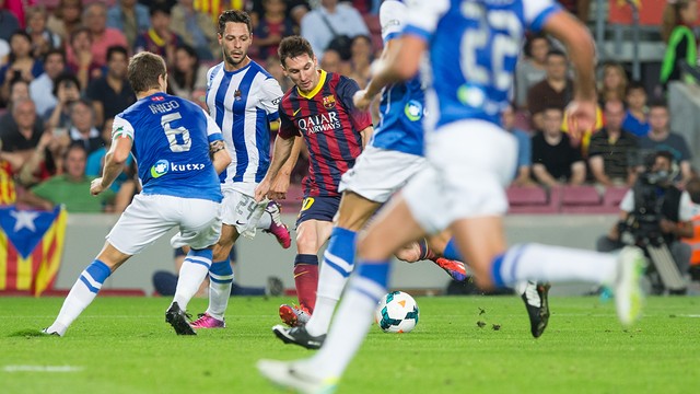 Messi intenta deshacerse de los rivales
