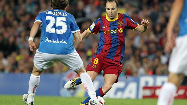 Iniesta beats Bernardello in the match played in the 10/11 season / PHOTO: MIGUEL RUÍZ – FCB