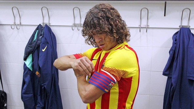 Puyol se pone el brazalete de capitán antes de jugar en el campo del Osasuna