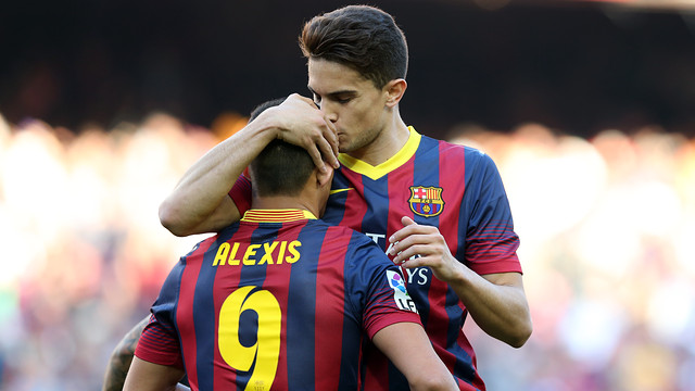 Bartra congratulates Alexis on his goal / PHOTO: MIGUEL RUIZ - FCB