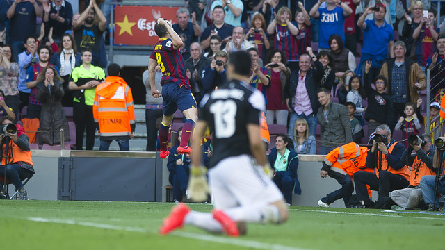 Iniesta salta y Andrés, portero de Osasuna, se lamenta