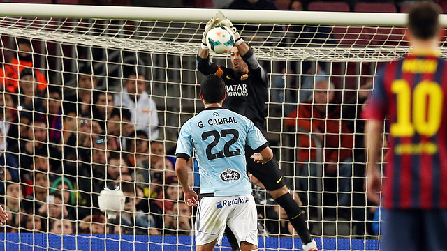 The play that led to Valdés' injury. PHOTO: MIGUEL RUIZ-FCB. The play that led to Valdés' injury.