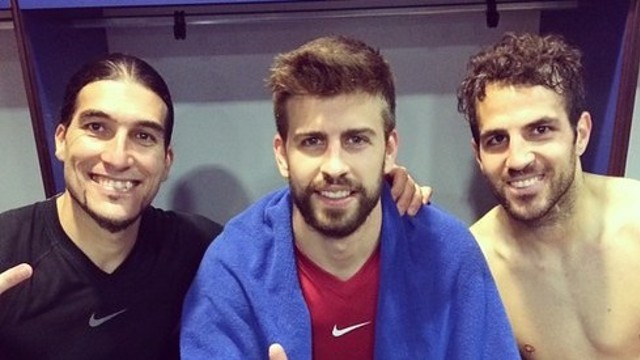 Pinto, Piqué i Cesc, després del partit a Cornellà-El Prat / FOTO: @13Pinto
