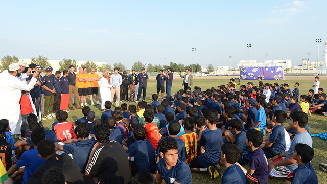 A group of Barça veterans with some of the participants in the 'FutbolNet' project in Omán. PHOTO: FC BARCELONA A group of Barça veterans with some of the participants in the 'FutbolNet' project in Omán. PHOTO: FC BARCELONA
