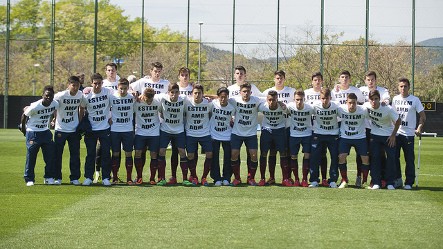 The Youth B team paid an emotional tribute to Tito Vilanova / PHOTO: VÍCTOR SALGADO - FCB