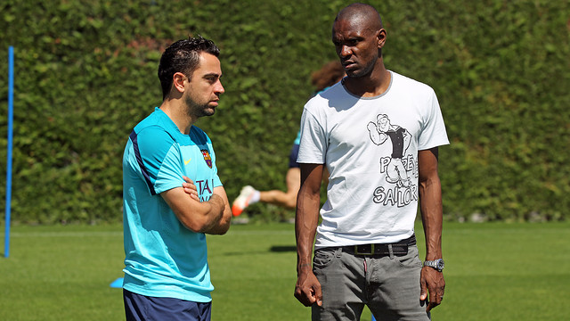 Xavi chatting with Abidal. PHOTO: MIGUEL RUIZ-FCB.