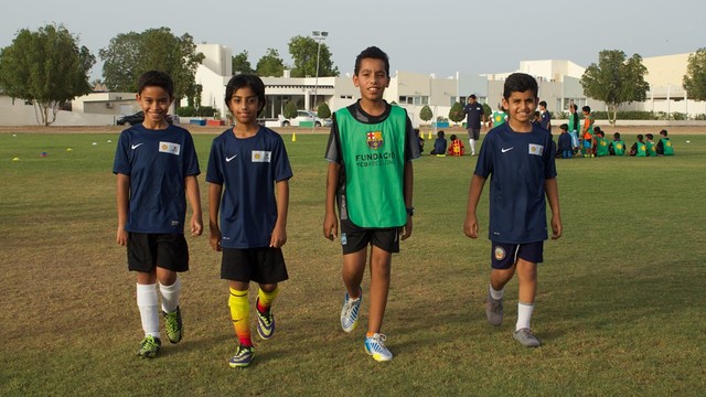 Said al Alawi, Kalid Hmani, Sultan al Alawi i Mohamed al Maharbi, beneficiaris de ‘FutbolNet’ a Masqat. FOTO: FCB Said al Alawi, Kalid Hmani, Sultan al Alawi i Mohamed al Maharbi, beneficiaris de ‘FutbolNet’ a Masqat. FOTO: FCB