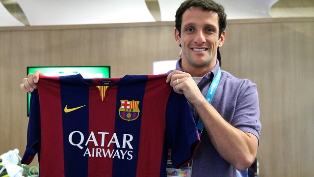 Belletti with a FC Barcelona shirt in São Paulo. / PHOTO: Lucas Duarte - FCB 