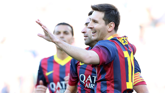 Messi, rodeado por Xavi y Pedro, tras marcar un gol en el Camp Nou