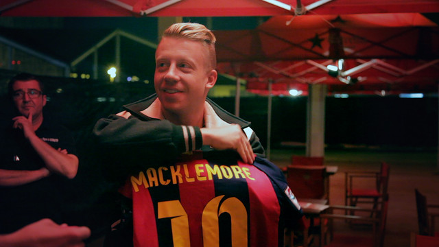 Macklemore, amb la samarreta del Barça que li va donar Àlex Abrines / FOTO: FCB Macklemore, amb la samarreta del Barça que li va donar Àlex Abrines / FOTO: FCB