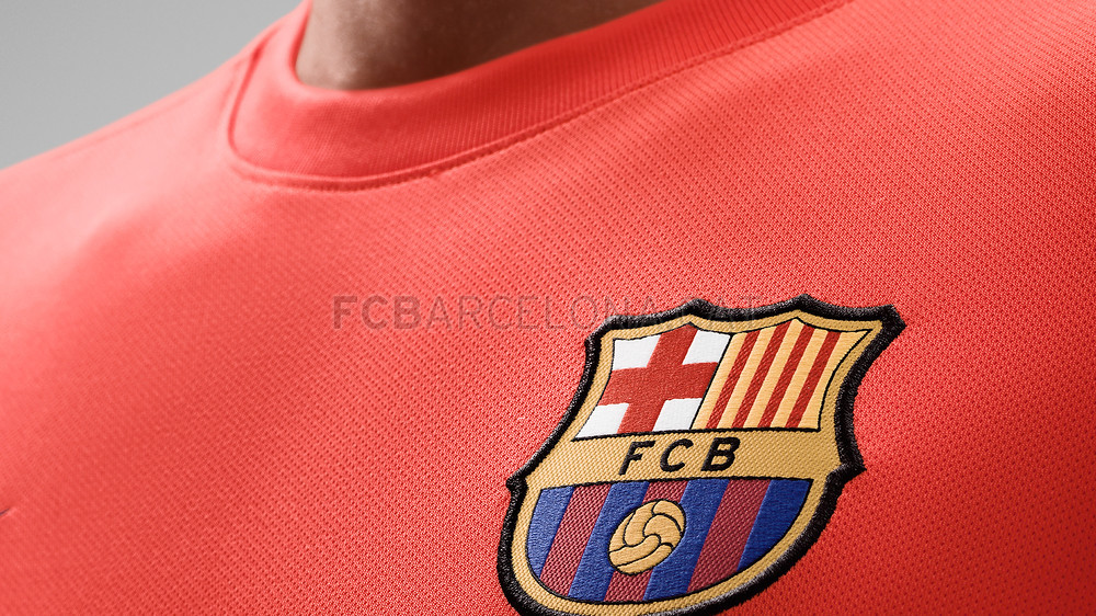 بارسلونا و نایک از پیراهن دوم بارسلونا رو نمایی کردند(عکس) 1