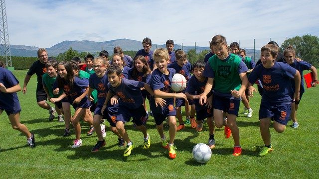 Los beneficiarios de 'FutbolNet' en Puigcerdà. FOTO: FC BARCELONA Los beneficiarios de 'FutbolNet' en Puigcerdà. FOTO: FC BARCELONA