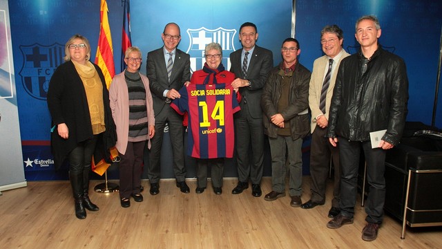 El presidente Josep Maria Bartomeu y el vicepresidente Jordi Cardoner, con un grupo de socios en el Palco / FOTO: MARTA BECERRA - FCB. El presidente Josep Maria Bartomeu y el vicepresidente Jordi Cardoner, con un grupo de socios en el Palco / FOTO: MARTA BECERRA - FCB.