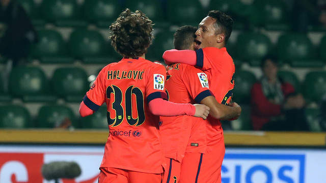 Douglas and Adriano celebrate fellow Brazilian Adriano's goal / PHOTO: MIGUEL RUIZ-FCB