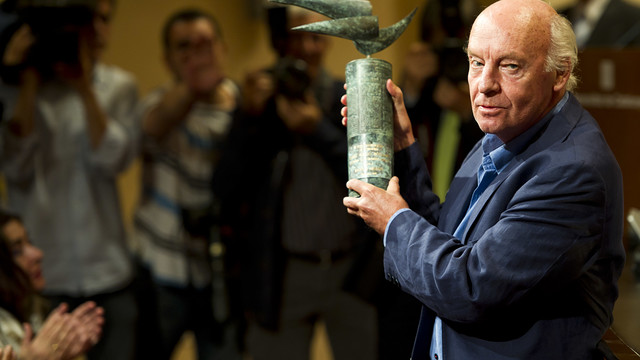 Eduardo Galeano receiving his award in 2011 / FCB ARCHIVE Eduardo Galeano receiving his award in 2011 / FCB ARCHIVE