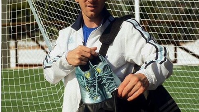 Messi ensenya les seves botes