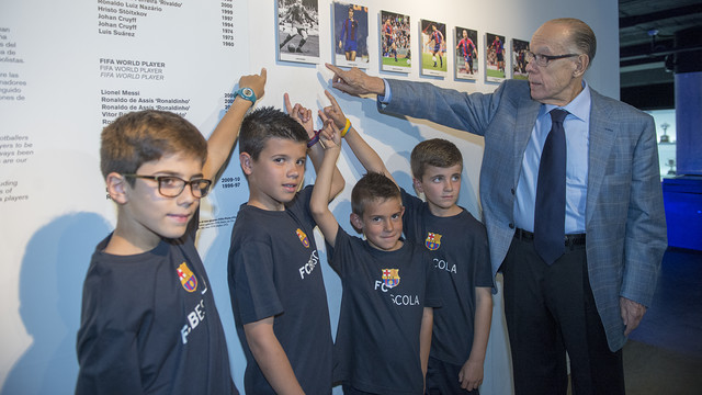 FCBスクールの少年4人とミュージアムを訪れたルイス・スアレス・ミラモンテス / FCB FCBスクールの少年4人とミュージアムを訪れたルイス・スアレス・ミラモンテス / FCB