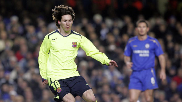 Messi at Stamford Bridge in the 2005/06 meeting / MIGUEL RUIZ - FCB