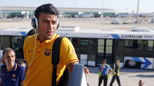 Rafinha getting on the plane during the summer tour in the USA  / MIGUEL RUIZ - FCB