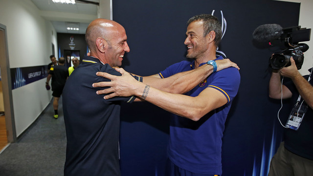 Luis Enrique greets 'Monchi', Sevilla's sporting director / MIGUEL RUIZ - FCB