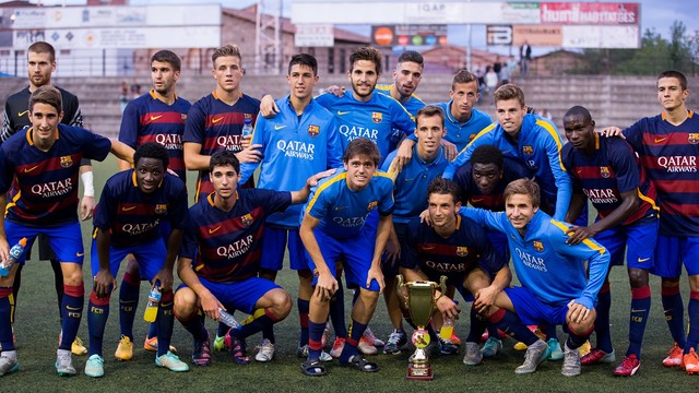 The Barça B players with the ManlleuTrophy after the game / GERMÁN PARGA-FCB