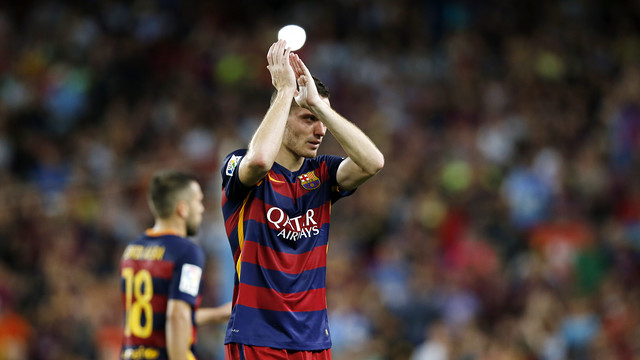 Vermaelen goes off to a standing ovation / MIGUEL RUIZ-FCB