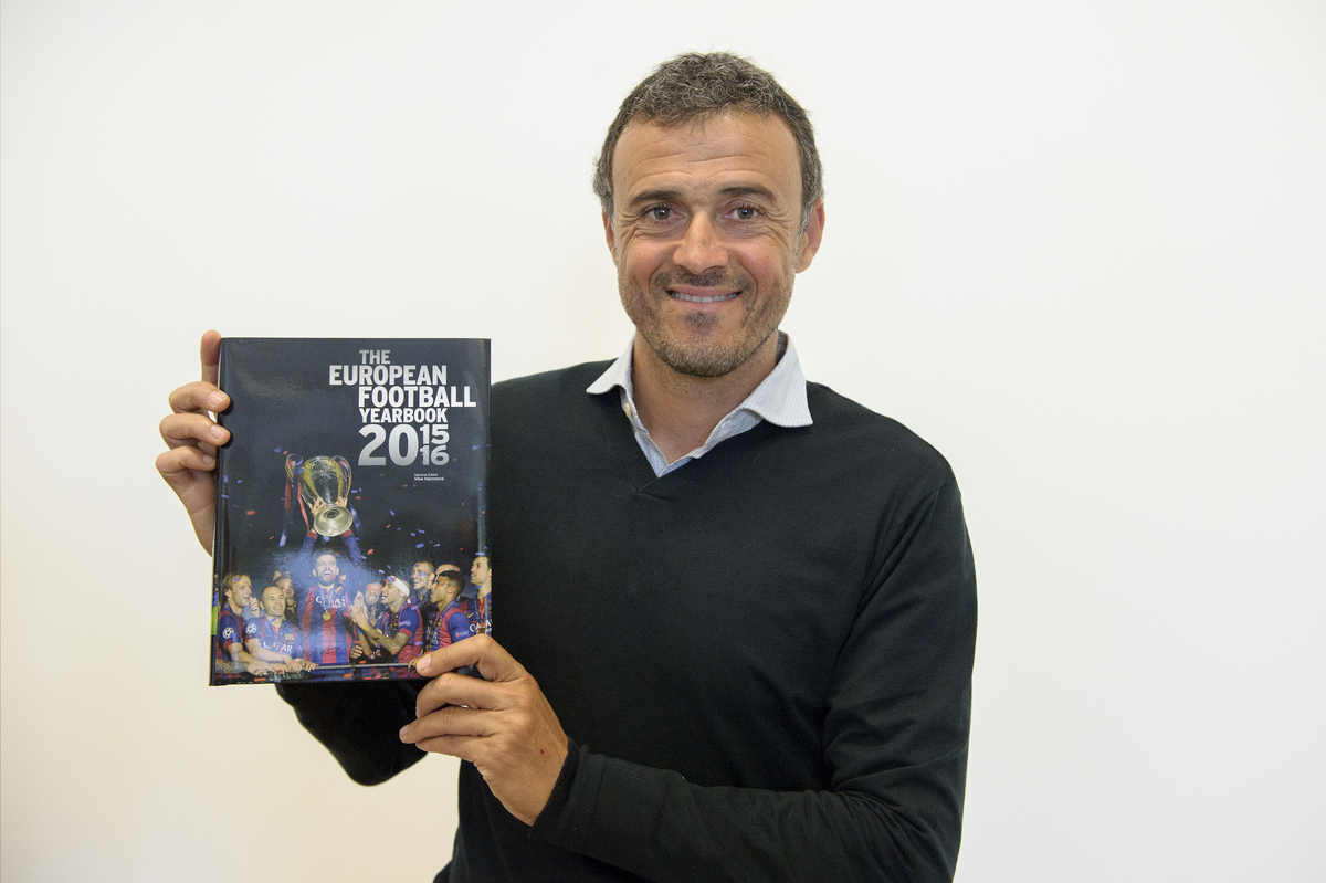 Luis_Enrique_amb_Anuari_UEFA.v1441206581.JPG