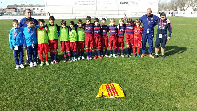 The U10 A team respect a minute's silence in memory of Johan Cruyff    fc barcelona u10