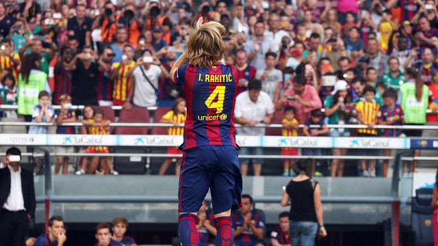 紹介されるラキティッチ FOTO: MIGUEL RUIZ - FCB